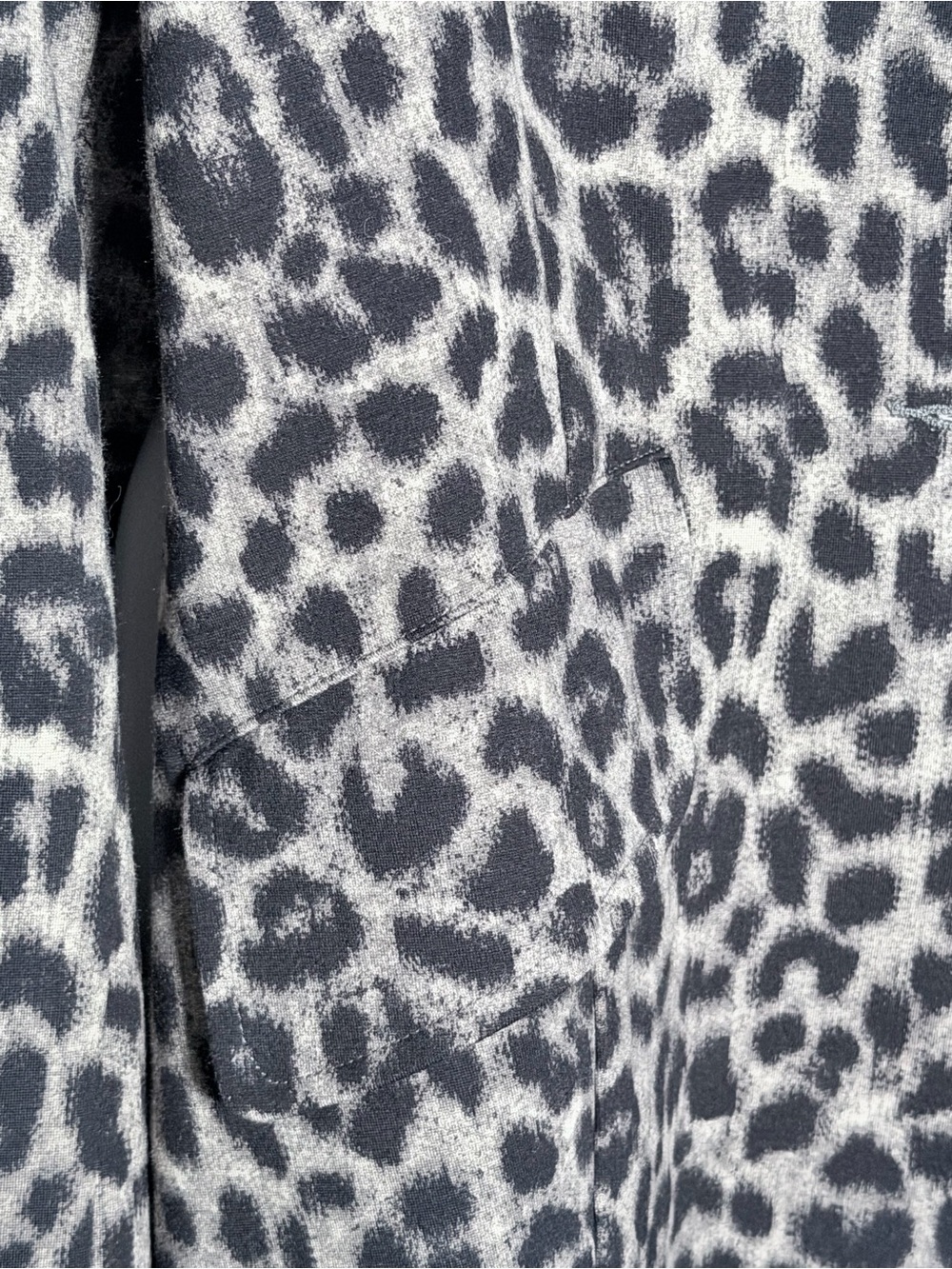 CAbi Leopard Print Blazer Jacket in Black and Tan Sz 2 - Picture 4 of 15